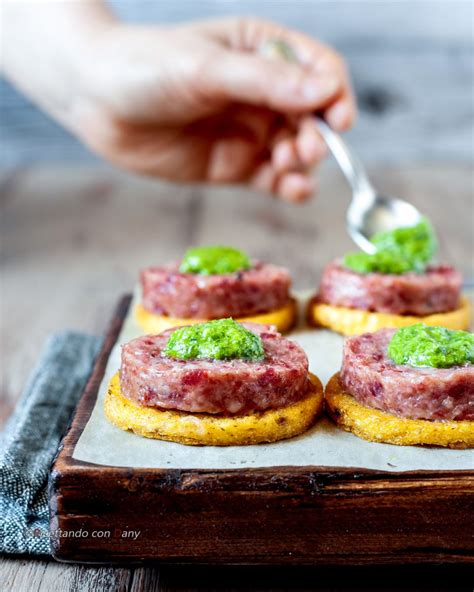 Medaglioni Di Polenta E Cotechino Con Salsa Al Prezzemolo Ricetta Sfiziosa