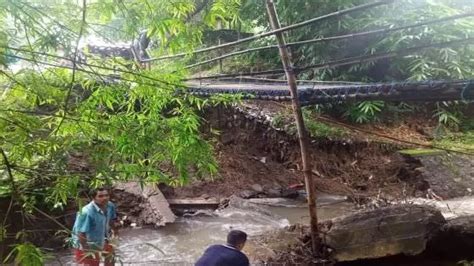 Jembatan Darurat Penghubung Desa Pengulon Dengan Tinga Tinga Amblas