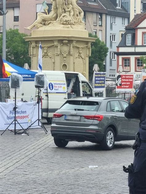 Mitten In Der Mannheimer Innenstadt Greift Ein Mann Am Freitag Mehrere