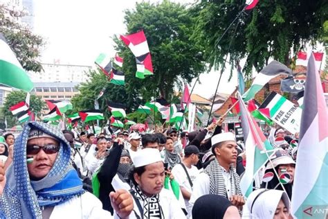 Puluhan Ribu Warga Aksi Damai Bela Palestina Di Surabaya Antara News