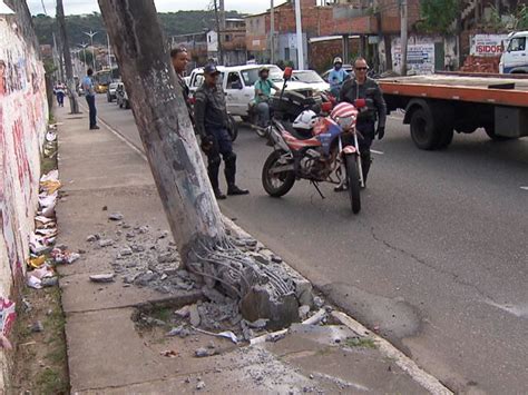 G Batida Em Poste E Nibus Quebrado Complicam Tr Nsito Na Av