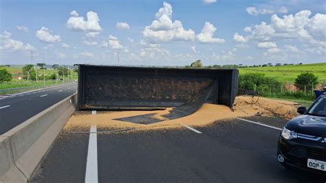 Carreta Carga De Milho Em Gr Os Tomba Em Trecho Da Rodovia Raposo