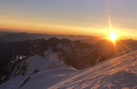 Excursion de ski de randonnée au coucher du soleil au Grand Bornand