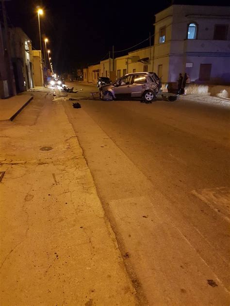 Marsala Grave Incidente Nella Notte In Via Salemi Due Feriti Le Immagini