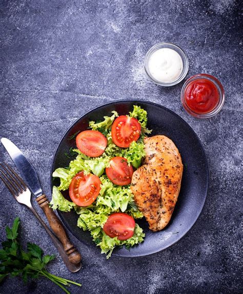 Pechuga De Pollo Asada A La Parrilla Con La Ensalada Vegetal Imagen De