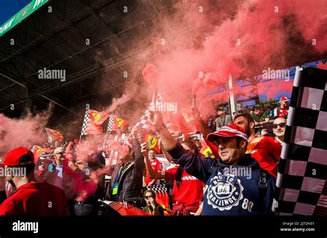 Les fans de Scuderia Ferrari tiennent des fusées éclairantes dans les