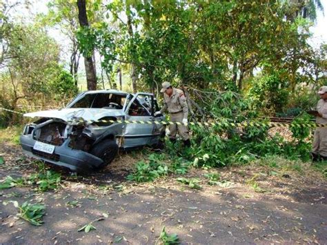 Homem morre ao colidir carro contra árvore em Aquidauana Interior