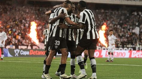 Botafogo vence o Vitória e larga na frente pela terceira fase da Copa