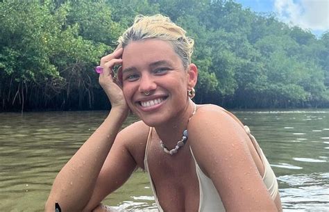 Bruna Linzmeyer abre álbum se refrescando em banho de rio