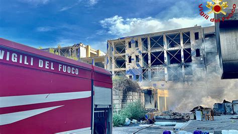 Catania Fiamme Al Campo Rom Lasiciliaweb