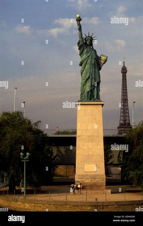 Pont De Grenelle Statue Of Liberty Banque D Image Et Photos Alamy