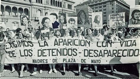 Las Fotos De Aquel Histórico Retorno A La Democracia De La Mano De Alfonsín Perfil