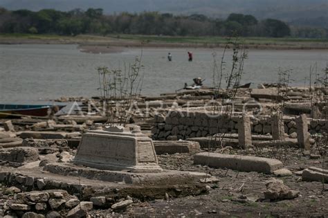 Fenomena Munculnya Makam Lama Di Waduk Gajah Mungkur Antara Foto