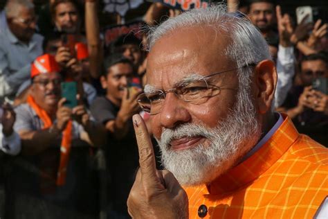 Modi Vota En Las Elecciones Generales De La India Arropado Por Cientos