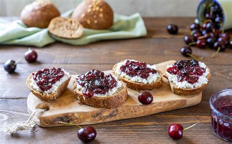 Tostadas Integrales Con Ricotta Y Mermelada De Cerezas Casera Foto Premium