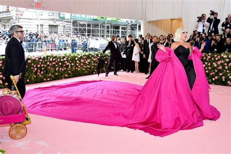 Lady Gaga Usa Quatro Looks No Tapete Vermelho Do Met Gala E Surge Até