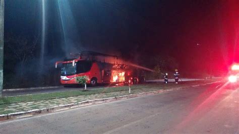 Ônibus de turismo 21 passageiros pega fogo na BR 153 em Porangatu