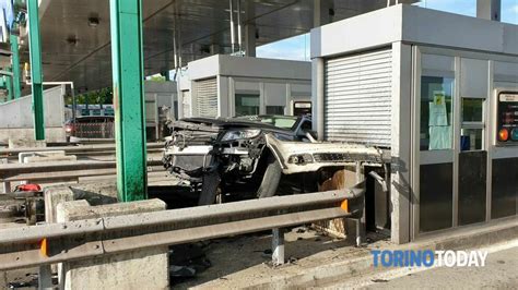 Incidente In Tangenziale A Rivoli Casello Di Bruere Auto Distrutta