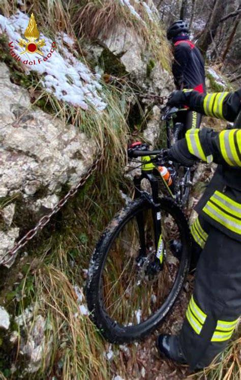 Si Perde In Montagna Resta In Biblico Su Uno Strapiombo Con La Bici E