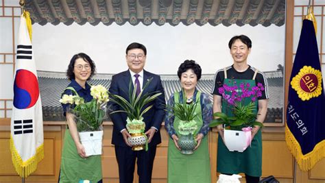 문승우 전북특별자치도의회 의장 취임 축하 화분 아름다운 가게에 전달 투데이 군산