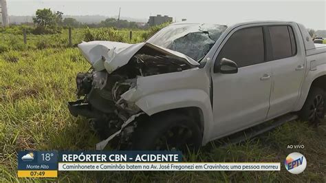 Motorista de caminhonete morre após bater na traseira de caminhão em