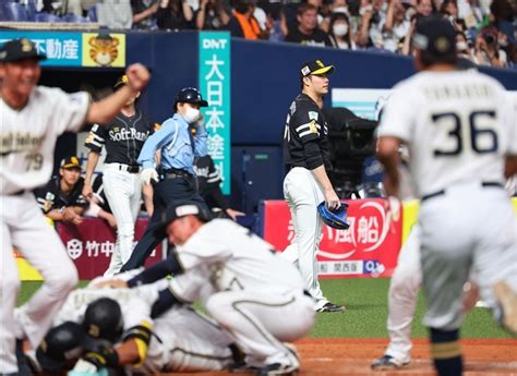 9回無死満塁、オリックス・頓宮にサヨナラ右犠飛を許しぼうぜんとする松本裕（奥）（撮影・早浪章弘） ソフトバンクホークスまさかの逆転サヨナラ