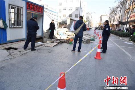 云南昆明主城区一在建工地围墙倒塌 2人被压身亡凤凰网