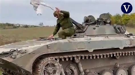 Un Tanque Ruso Con Una Bandera Blanca Se Rinde Ante Los Soldados