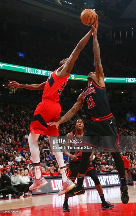 Toronto Raptors Forward Og Anunoby Battles With Chicago Bulls News