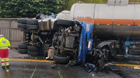 Tr S Rios Acidente Entre Caminh O Tanque E Carreta Cegonha Mata