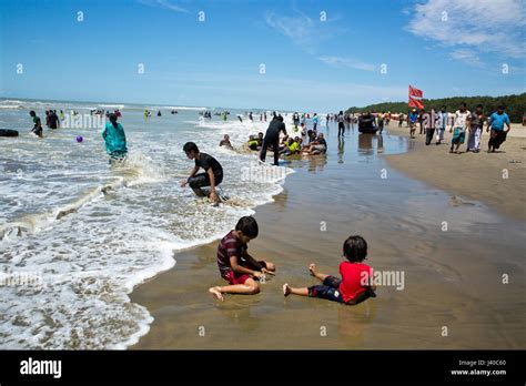 Touristen an der Cox Bazar Meeresstrand der längste ununterbrochene