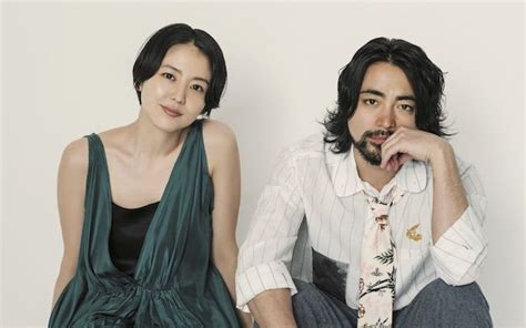 映画『50回目のファーストキス』で共演した山田孝之と長澤まさみ。恋人同士の仲睦まじい幸せな時間を捉えたビジュアルと、 息ぴったりの二人が