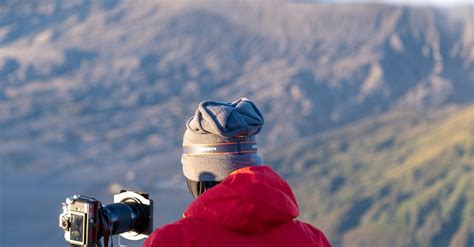 Orang Memperbaiki Kamera Di Puncak Gunung · Foto Stok Gratis