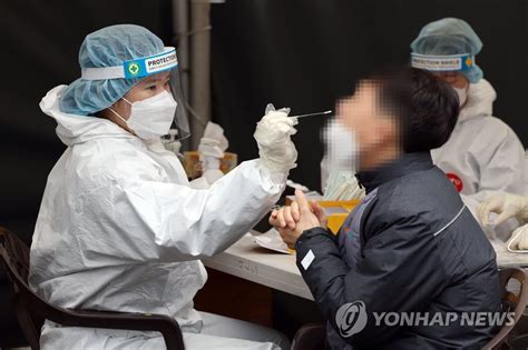 오후 6시까지 전국서 17만8587명 확진어제보다 4만284명 적어 나무뉴스