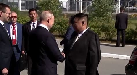 Vladimir Putin L A Nt Mpinat Pe Kim Jong Un La Un Cosmodrom Din Estul