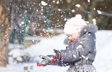 La Petite Fille Jette La Neige Image Stock Image Du Snowflakes