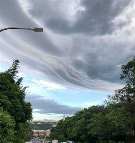 台北天空驚見巨大「莢狀雲」 形成原因大揭密｜東森新聞：新聞在哪 東森就在哪裡