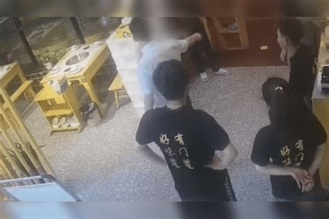 男子被邀进店避雨 趁机抱女店员