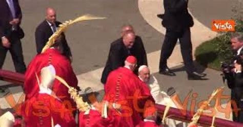 Domenica Delle Palme Papa Francesco Saluta I Cardinali In Piazza San