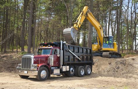 Excavator Loading Dumper Truck — Stock Photo © Sonar 5638057