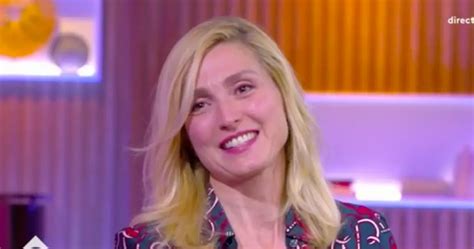 Julie Gayet Mari E Fran Ois Hollande Motion Et Cadeau En Direct