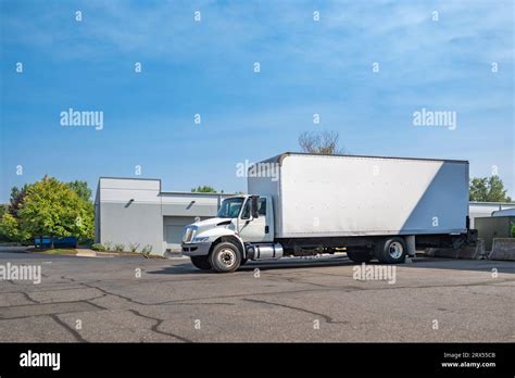 Middle Duty Industrial Standard White Day Cab Rig Semi Truck With Long Box Trailer For Local