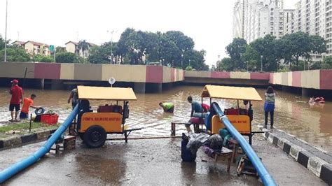 Banjir Di Underpass Timur Kemayoran Masih 3 5 Meter Petugas Kerahkan 4