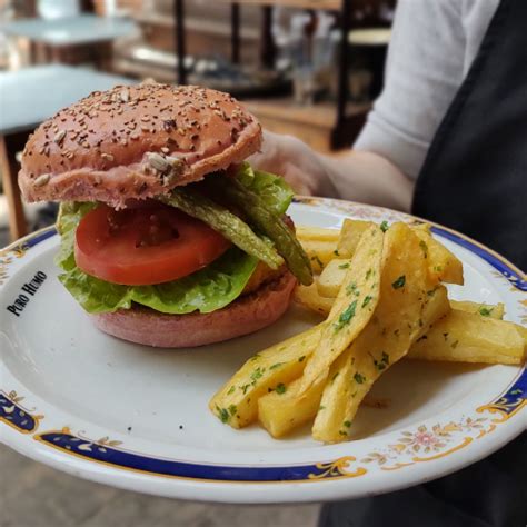 Hamburguesa De Garbanzos En Pan De Remolacha