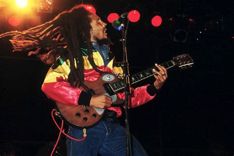 Bob Marley en concert en 1980 Photo et Tableau Editions Limitées