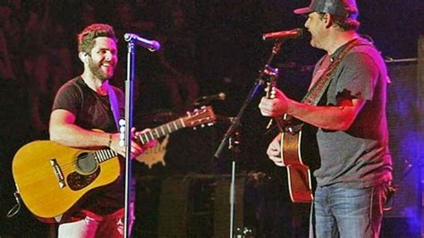 Rhett Akins Invites Teenage Son Thomas Rhett Onstage For Duet Of ‘kiss