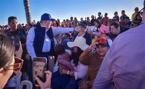 Rubén Rocha Moya asiste al primer desfile del Carnaval de Mazatlán