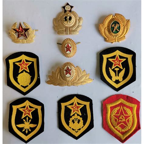 LOT DE 10 INSIGNES ARMEE ET MARINE SOVIETIQUE