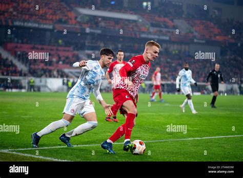 Philipp Lienhart Sc Freiburg Im Zweikampf Mit Panagiotis Retsos