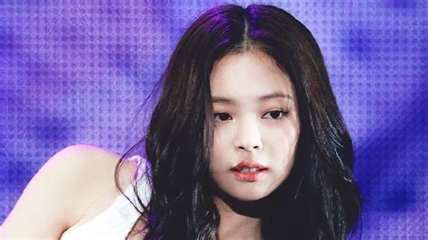 Blackpink成员jennie，在香港演唱会舞台划水，粉丝拉队友共沉沦粉丝沉沦队友新浪新闻